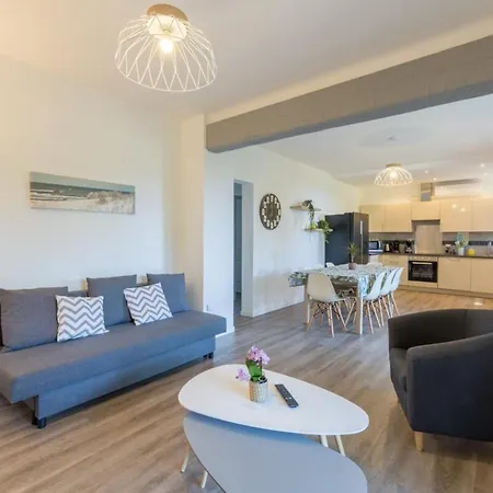 La Felyvonne, Familiale Confortable Avec Sa Grande Terrasse Ombragee Et Sa Vue Degagee Vers La * Ιέρ