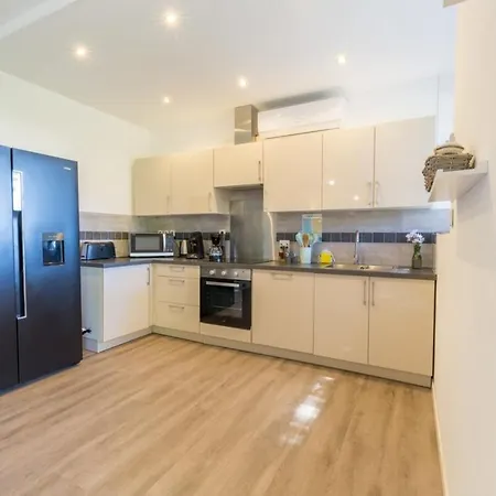 La Felyvonne, Familiale Confortable Avec Sa Grande Terrasse Ombragee Et Sa Vue Degagee Vers La Βίλα Ιέρ