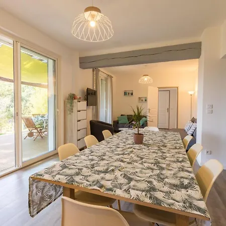 La Felyvonne, Familiale Confortable Avec Sa Grande Terrasse Ombragee Et Sa Vue Degagee Vers La * Ιέρ