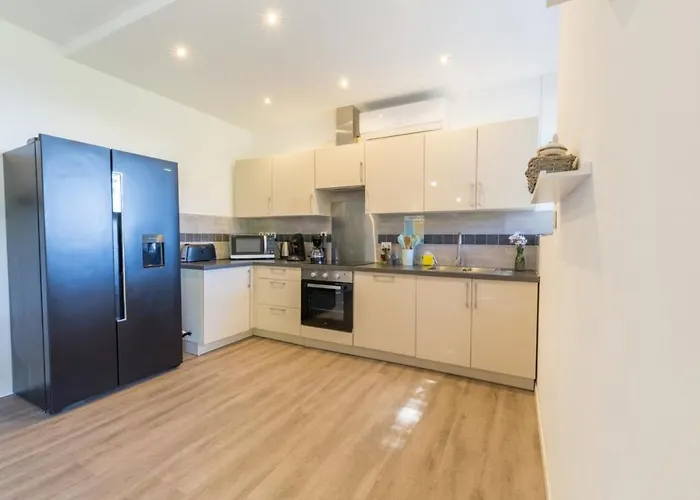 La Felyvonne, Familiale Confortable Avec Sa Grande Terrasse Ombragee Et Sa Vue Degagee Vers La Villa Hyères